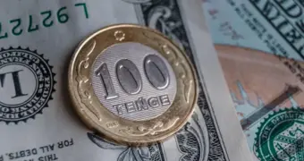 Курс тенге: сколько на самом деле стоят зарплаты казахстанцев в долларах и евро