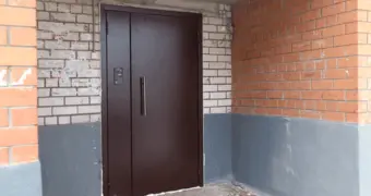 Дверь в подъезд отправила казахстанца в реанимацию