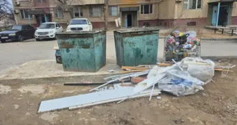 Жители Актау возмущены сносом ограждений вокруг мусорных контейнеров