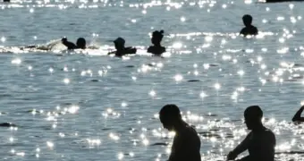 Самолет рухнул в море на глазах у отдыхающих (видео)