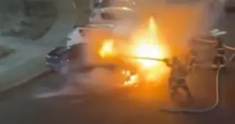 Mercedes-Benz загорелся ночью в Актау (видео)