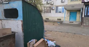 Жители 11 микрорайона Актау добиваются переноса мусорных контейнеров