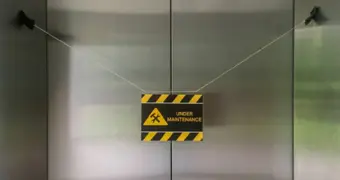 В Актау застройщик многоэтажки оставил без лифта жильцов одного подъезда