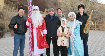 Военные моряки поздравили жителей Актау с Новым годом