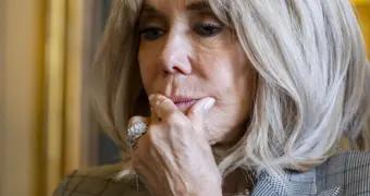 Фото в купальнике добавило еще больше вопросов к Брижит Макрон