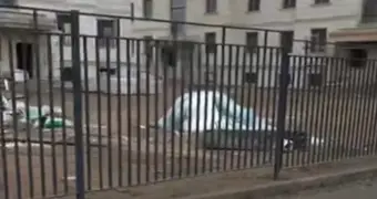 «Пройти невозможно»: в Актау забор нового жилого комплекса перекрыл пешеходную дорожку