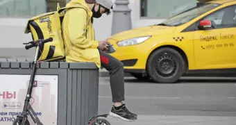 Как будут следить за доходами курьеров и таксистов в 2026 году: новые правила контроля