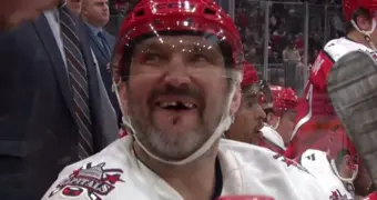 Овечкин получил удар клюшкой в лицо и потерял зуб во время матча НХЛ (видео)