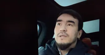 Казахстанца с сыном сняли с рейса FlyArystan без объяснения причин (видео)