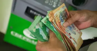 Данные казахстанцев, снимающих деньги в банкоматах, будут заносить в базу на шесть месяцев: новые правила