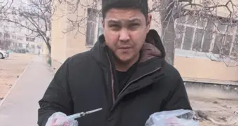 В Актау рядом с детской площадкой нашли использованные шприцы, возможно, инфицированные ВИЧ. Дополнено