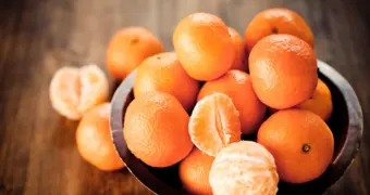 Девушка едва не погибла, пытаясь на спор проглотить целый мандарин