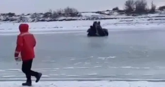 Лёд не выдержал: инспекторы на квадроцикле провалились на реке Урал (видео)