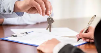 Продал квартиру — заплати миллионы: новые правила для собственников жилья в Казахстане с 2026 года