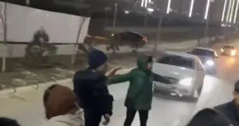 В 20-м микрорайоне Актау жители перекрыли дорогу из-за коммунальных проблем