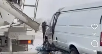 В Мангистау водитель бетономешалки помог потушить горящую «ГАЗель»