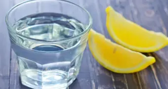 Как действует лимонная вода натощак: проверенный способ улучшить здоровье и похудеть