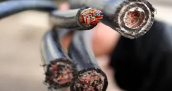 В Актау трое мужчин подозреваются в краже электрокабеля