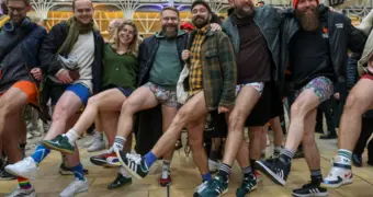 «Метро без штанов»: в столице Британии пассажиры шокированы странной традицией в подземке