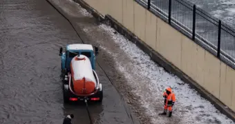 Коммунальщики Актау перешли на круглосуточный режим откачки воды с дорог