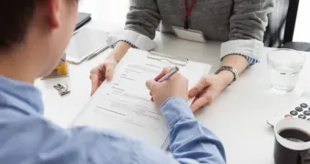 Малейшая ошибка в трудовом договоре обойдется штрафом до 900 тысяч тенге: новые правила в Казахстане