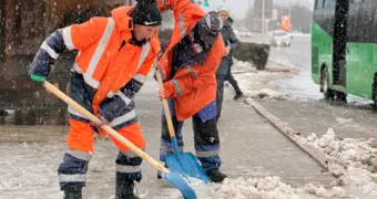 Актау заметает: акимат призывает бизнес и горожан присоединиться к уборке снега