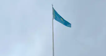 На главной площади в Актау сняли флаг
