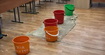 Потолки протекают, занятия продолжаются: родители школьников в Актау бьют тревогу