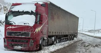 Двое суток замерзал на трассе: водителя спасли полицейские в Мангистау