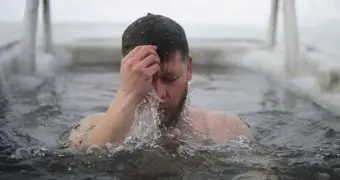 Купание в ледяной воде на Крещение: почему в проруби нельзя находиться дольше минуты