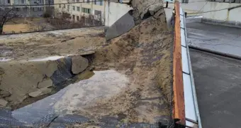 Сносит крышу: как жители Актау остались один на один с протекающей кровлей