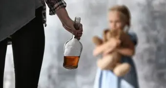 Казахстан вводит штрафы и арест за алкоголь и сигареты в присутствии своих детей