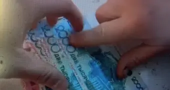 Новые банкноты тенге в Казахстане обернулись неожиданным задержанием