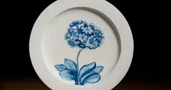 Тарелку с цветком с чердака оценили в 13 миллионов тенге