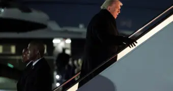 Президент США Трамп возвращается домой уже после вылета в Давос: самолет дал сбой