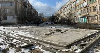 Жители Актау возмущены темпами ремонта детских и спортивных площадок