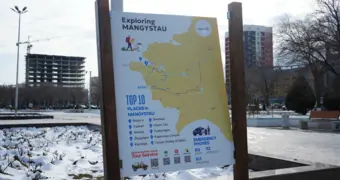 Добро пожаловать: информационный стенд разваливается на глазах у туристов в Актау