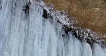 Зимняя сказка в каменном ущелье: замёрзший Тамшалы стал точкой притяжения для сотен мангистаусцев
