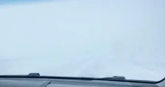 Непогода в Мангистау: машины ползут, трассы закрывают, водителей сопровождает полиция