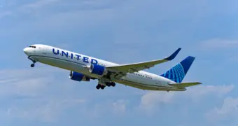 Самолет аварийно сел в другом городе из-за упавшего в грузовой отсек ноутбука