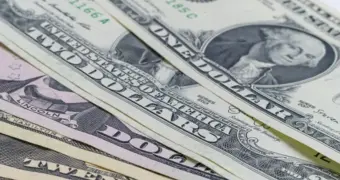 Доллар на распродаже: казахстанцы смели «дешёвую» валюту на 322 миллиарда