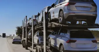 Казахстан официально озвучил новые ставки утильсбора на авто из России и Беларуси