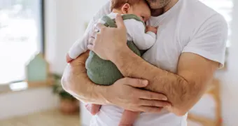 Медбрат сломал трехмесячному сыну девять костей за громкий плач