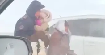 В Мангистау автомобиль с женщиной и детьми попал в снежный занос