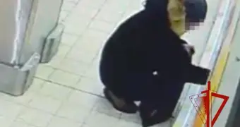 Россиянин вынес в штанах 20 пачек сливочного масла из магазина (видео)