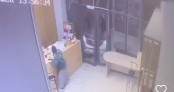 Автомобиль врезался в цветочный магазин из-за гололёда в Актау