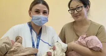 Мать троих сыновей родила тройню девочек в Казахстане