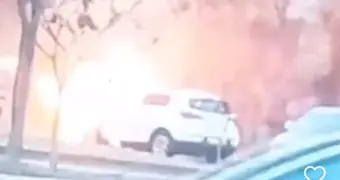 В Актау загорелся автомобиль во дворе 22 микрорайона