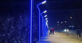 «Ветер подует – упадут?»: жители Актау обеспокоены качеством недавно установленных фонарей