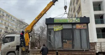 В Актау демонтировали незаконно установленный киоск